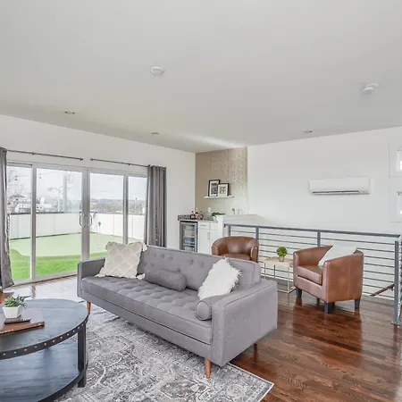 Whiskey House With Rooftop Golf, City Views! 8Min To Downtown! Sleeps 9!